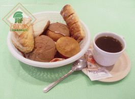 Café y canasta de pan dulce tradicional