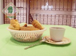 Café y canasta de pan dulce tradicional
