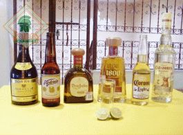 Variedad de brandys, rones, tequilas y cervezas
